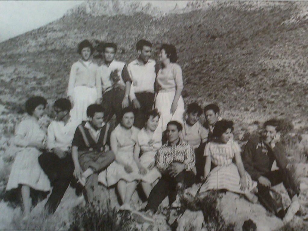 Abril de 1960 a Ferrusa. Pilar i Mario, Antonio i Mercedes, Tere i Pepe, Andrés i Dora, Maruja i Antonio Pepita i Jose Manuel, Luis i Lola