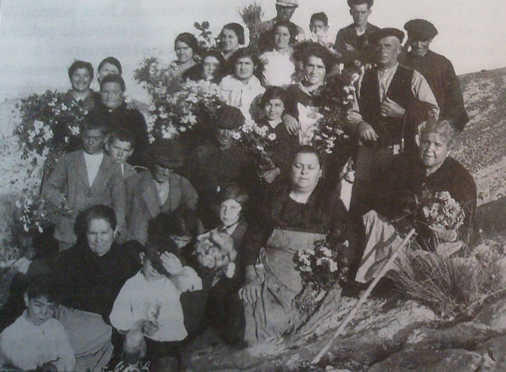 Dia de la Santa Cruz en Caprala. Año 1933. Ángeles, Luisa, Mercedes, Pere, Pascual, Mercedes, María, el tío Manchego, la tía Elisa y la tia Faustina