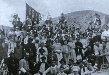 Petrerenses celebrando el primero de mayo antes del advenimiento de la República. Entre otros el tio Nelo, Carlos la ley, Consuelo la Fayaga, Sara, Claudia y Arturo Román