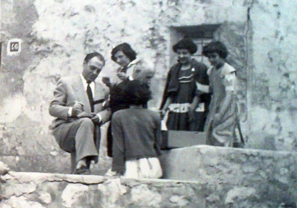Mayo de 1952. Los actores Manuel Luna y Jesus Tordesillas con Merce Perseguer, Maribel y Pilar Navarro