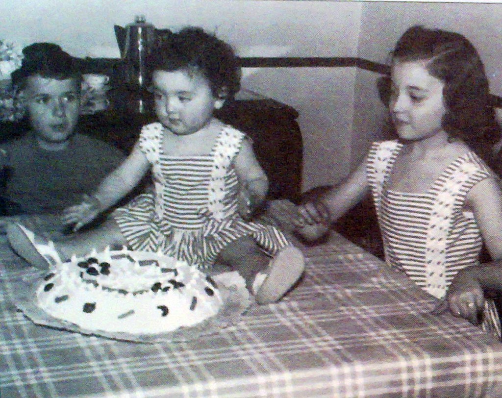 1959. Fiesta de aniversario. Octavio, Tini y Ana.