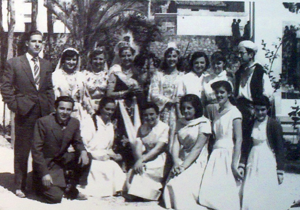 14 de mayo de 1956. Dïa de San Bonifacio en el jardín de la Cruz de los Caídos. Entre otros: Pinas, Eladia, Pilar, Paquita, Lolita, Luis Vera y Manolo Pintoret.