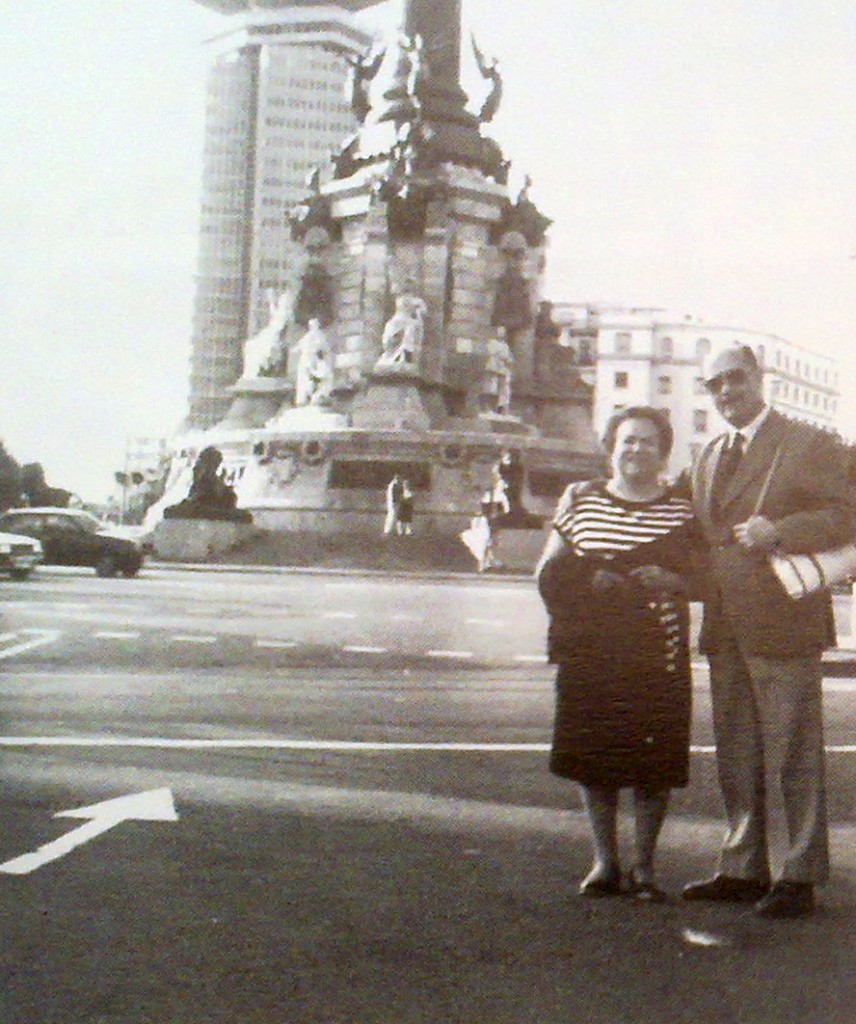 1977. Barcelona, monumento a Colón. Domitila Navarro y Ángel Domenech