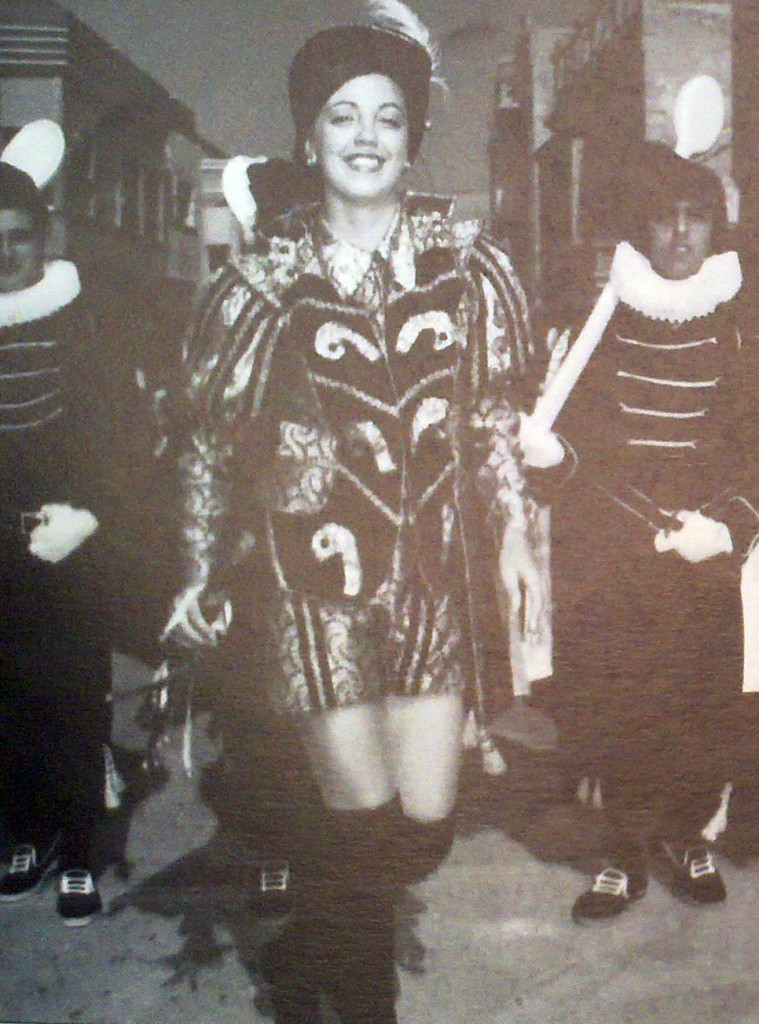 Mª Carmen Andreu desfilando de cabo de la comparsa Estudiantes. Fiestas de Mayo de 1975.