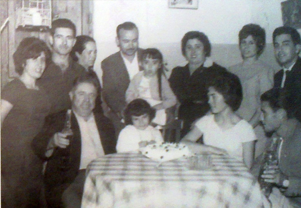 Noviembre de 1962. Cumpleaños de Rosa Mari. En la imagen: Rosarín, José Antonio, Pepe, Virtudes, Mercedes, Luis Cañero, Sole y Orencio. Las niñas son Pilar Iñesta y Rosa Mari