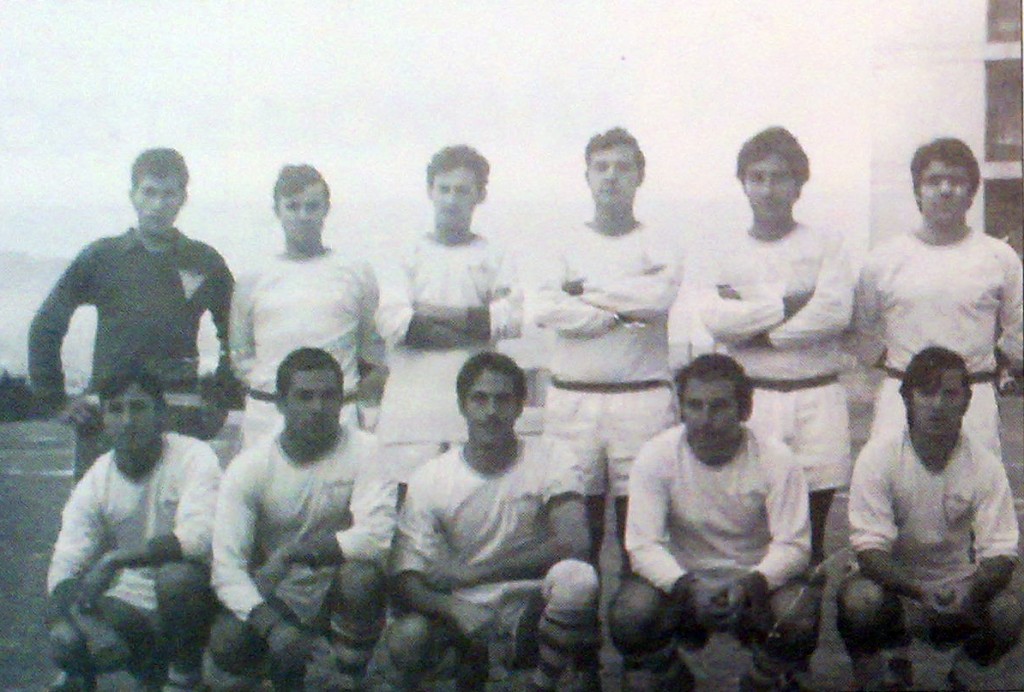 Temporada 70-71 en el campo de la Sagrada Familia. Entre otros Antillaque, Almarcha, Ernesto y el Tati.