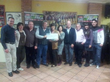 Miembros del cuartelillo "El Pinselin" entregando el cheque solidario a responsables de la ONG Asociación Contra la Ceguera Internacional