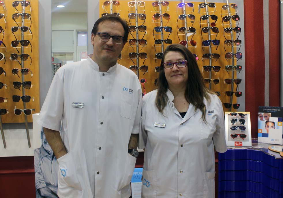 Salvador Lax y Lucía Ortiz, ópticos y optometristas de Primera Ópticos Petrer.