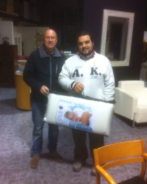Adrián Mora recogió el regalo de manos de Jose, gerente de Muebles Yago´s .