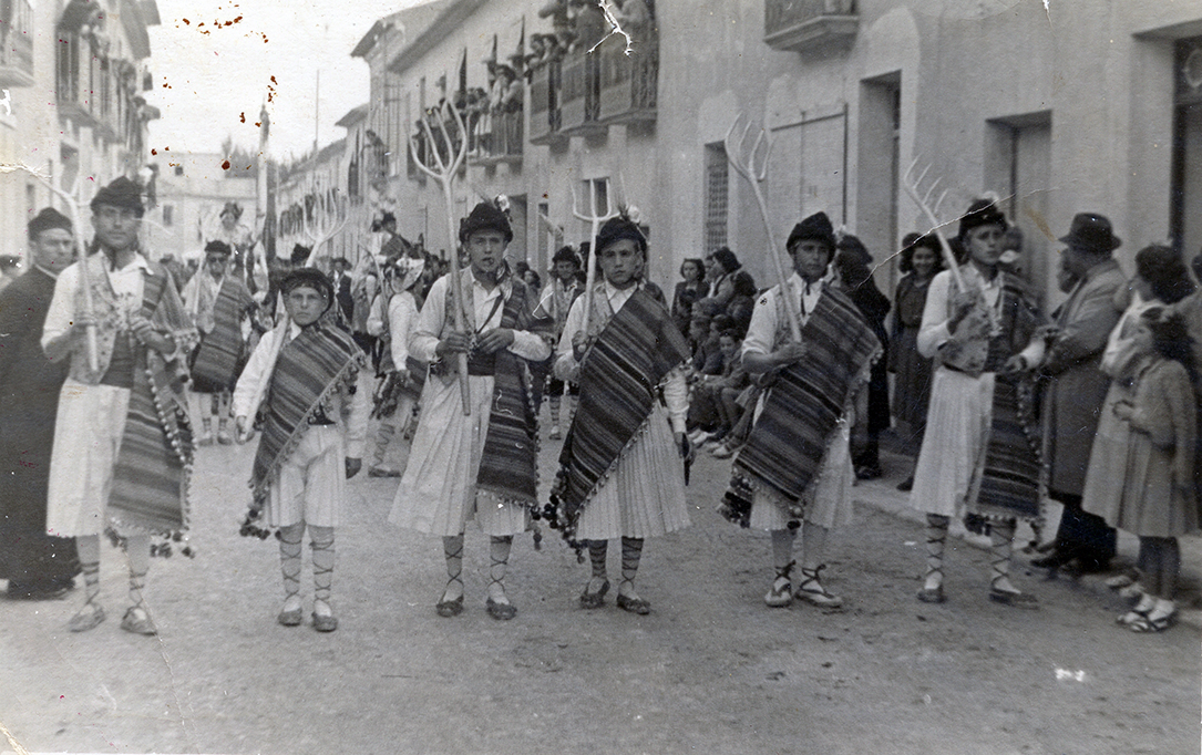 Foto-1-1946-foto-desfile-labradores,-desfile-por-Gabriel-Payá-con-zaraguells-está-D.-Jesús-Navarro-el-Vicari