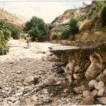 La bajada a las Cuevas del Río también evidencia el paso de la rambla. Al fondo, el Molí del Assut.