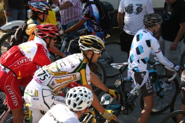 Los ciclistas en la meta, a la altura del Xorret de Catí.