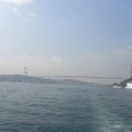 El puente del Bósforo une la parte asiática con la parte europea de la ciudad.