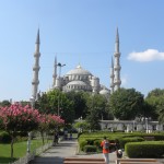 La Mezquita Azul es una de las dos mezquitas de Turquía que cuentan con seis minaretes junto con adana.