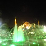 Santa Sofía de noche desde su parque lugar de encuentro durante el mes del ramadán