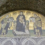 Santa Sofía posee una gran riqueza en mosaicos que con el paso de los anos se han ido poco a poco estropeando
