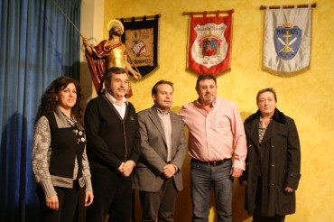 Teresa Villaplana, la primera por la derecha, durante la presentación del director del pasodoble 'Petrel' de 2011