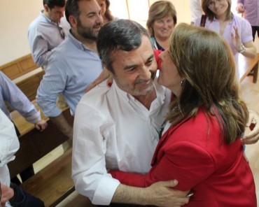 Pascual Díaz y Adela Pedrosa se abrazan en el Juzgado de Elda tras saberse diputados provinciales.