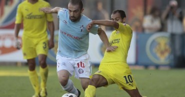 Cristian Bustos disputa un balón con un jugador del Vilarreal durante un encuentro de la Copa del Rey