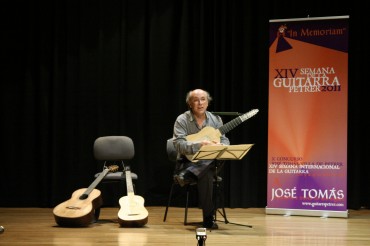 Jose Miguel Moreno durante su actuación en el concierto inaugural de la Semana de la Guitarra