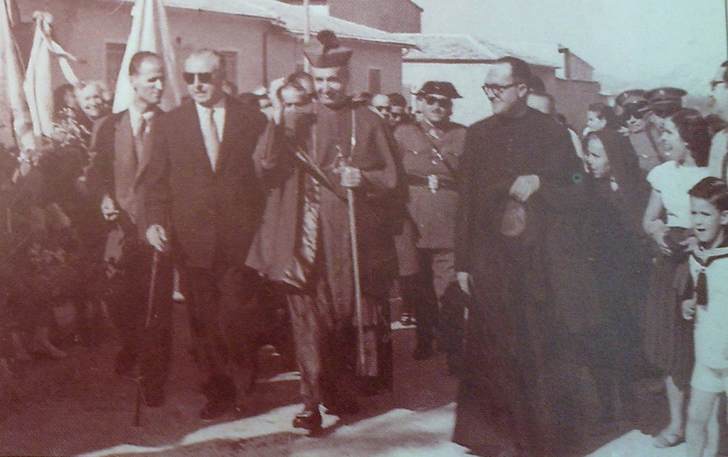 Autoridades locales durante la visita del obispo el 27 de mayo de 1955
