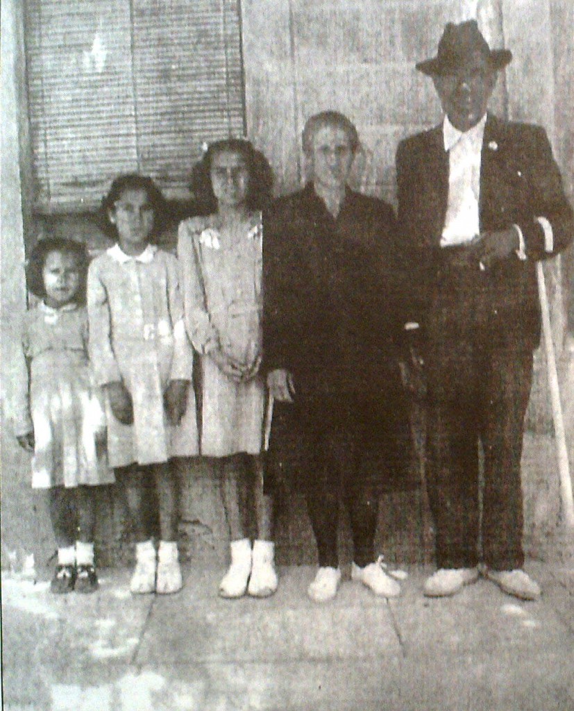 Fiesta de San Antonio. Año 1946. Toni El Petorí, su mujer y sus hijas