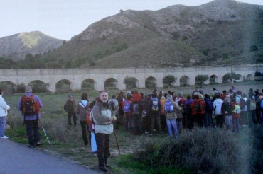 Grupo de participantes escuchando las pernitentes explicaciones sobre el Canal de Belgas