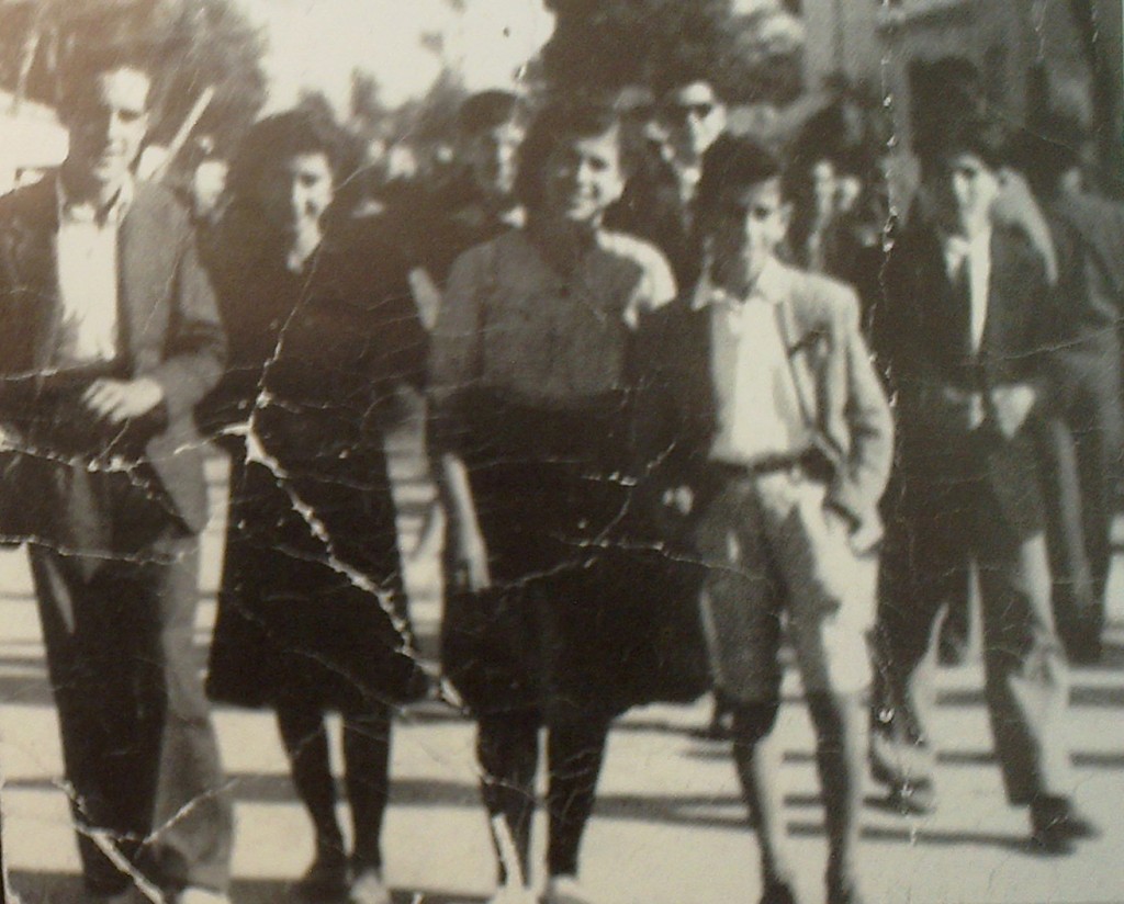 Año 1947. Santiago Brotons, Genoveva, Anita y Bertomeu Beltrán visitando la feria de San Pascual en la estación de Novelda