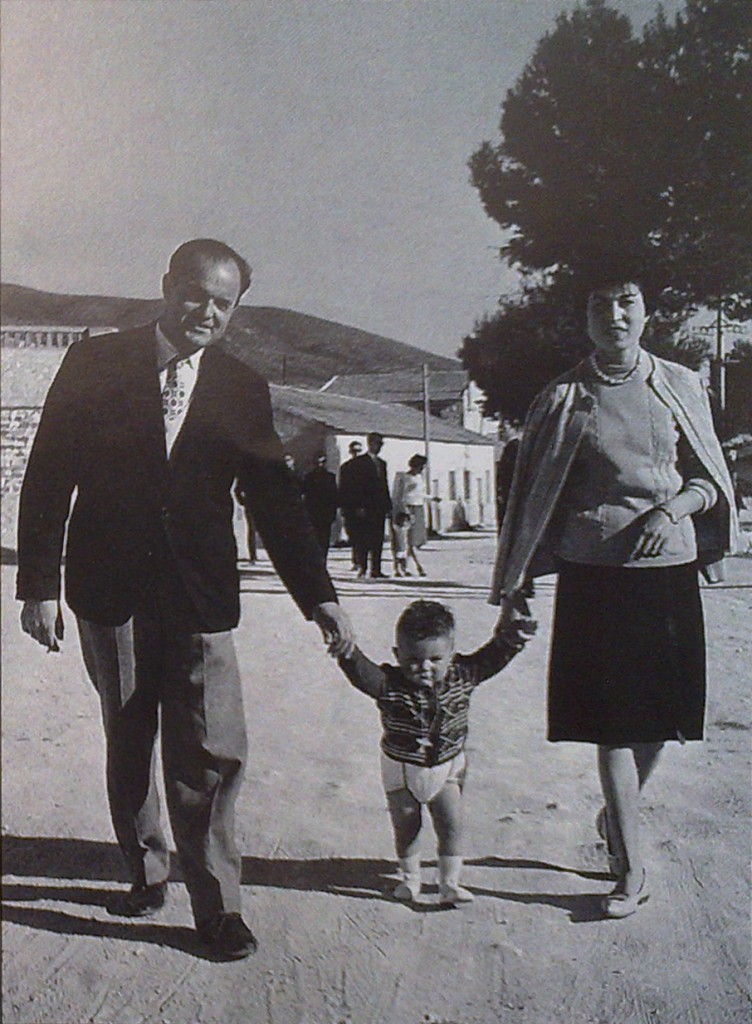 En el camino de salinetas. Maruja, Rosendo y su hijo Diego José en 1961