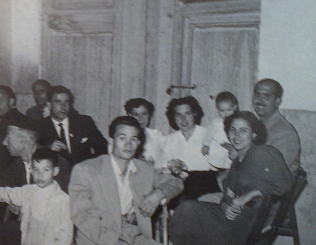 En la puerta del Bar Negro, octubre de 1952. Paco, Leonor, Venus, Luis, Lirieta y el Caudetano