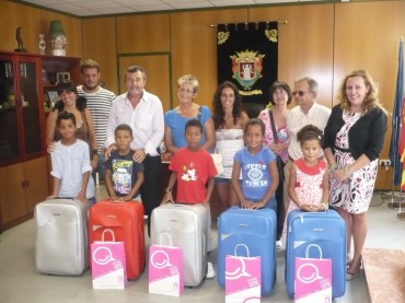 El alcalde ha recibido a los niños saharauis y a las familias que los han acogido durante estos dos meses