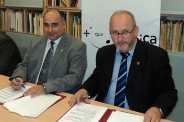 Josep Francesc Almeria por la FSMCV y Francisco López Pérez por UNDEF durante la firma del convenio