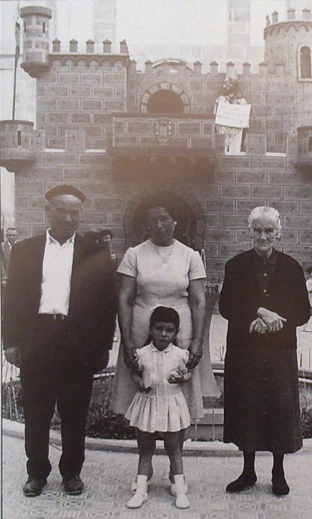 Familia Maestre un 14 de mayo de 1960. Encima del castillo se puede ver la mahoma
