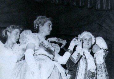 Baile en el Teatro Cervantes, Dora Beltrá, Amparo Andreu y Maruja Verdú el 22 de diciembre de 1953
