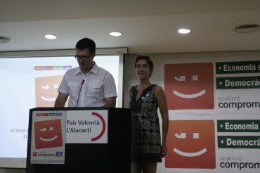 David Navarro y Cristina Rodriguez durante la presentación de su candidatura