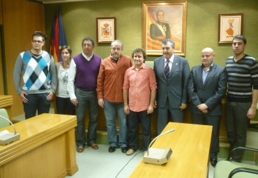 Miembros de la plataforma junto con representantes de todos los partidos políticos de Petrer