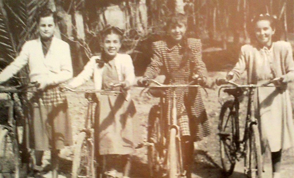 Año 1950. En el jardín de las Escuelas. Maruja, Consue, Pilar y Palí