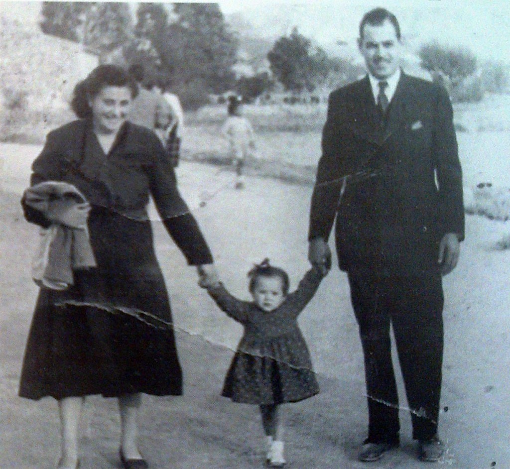 Año 1954. Dolores, Juan y su hija Mª Dolores, el dia de Todos los Santos