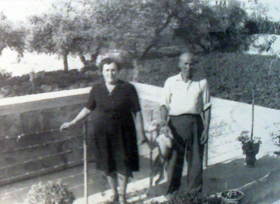 El tio Enrique y su mujer doña Teresa en el huerto al final de la Explanada. Noviembre de 1954