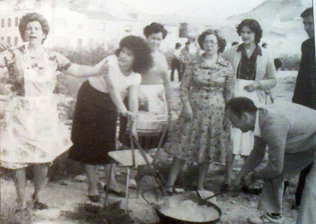 Vecinos de Salinetas (Pablo Picasso) durante las fiestas de la Virgen probando gachamigas