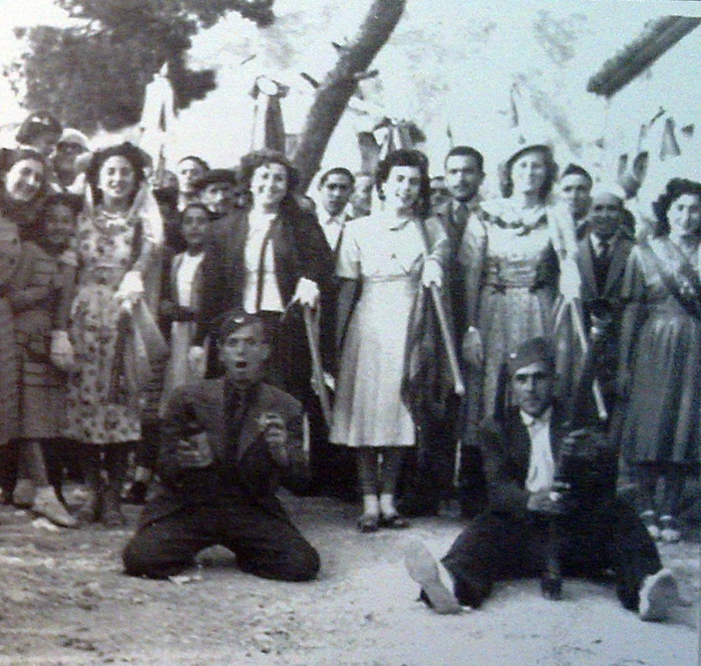 Dia de Banderas, año 1950. Magdalena Montesinos, Josefina García, Bienvenida Pla, Camencita Montesinos y Lolita Bernabeu.