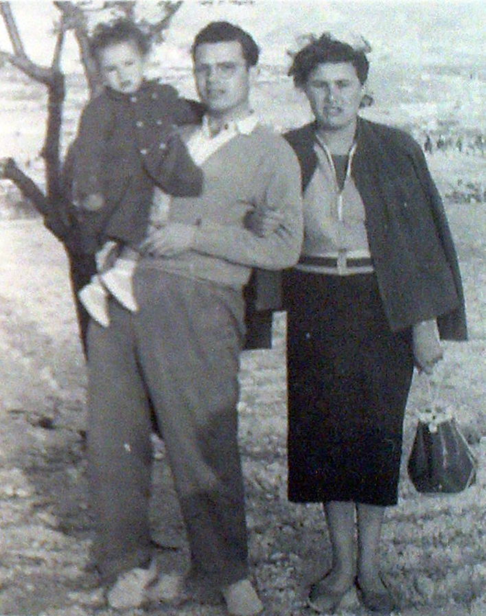 1955. Carmelo, su mujer y su hija.