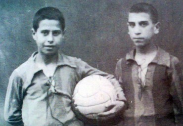José Navarro "Pepe Caixa" y Luis Vera uniformados para jugar al fútbol.