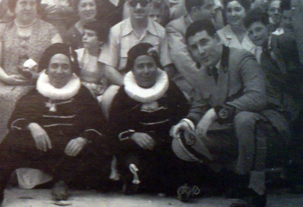 Luis Vera y José Navarro "Pepe Caixa" vestidos de estudiantes.