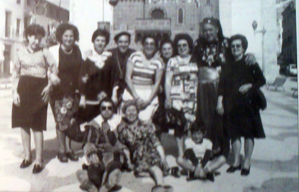 Grupo posando enfrente del castillo en fiestas. En la imagen, entre otros, Grodura, Elutina, Maruja, Tais, Jaime, su mujer y Ofelia.