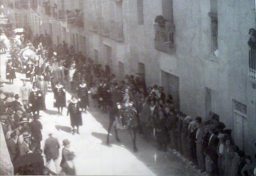 Desfile de la Comparsa de Estudiantes, año 1930. Al frente su capitán y al fondo el legendario tonel "Boñ"