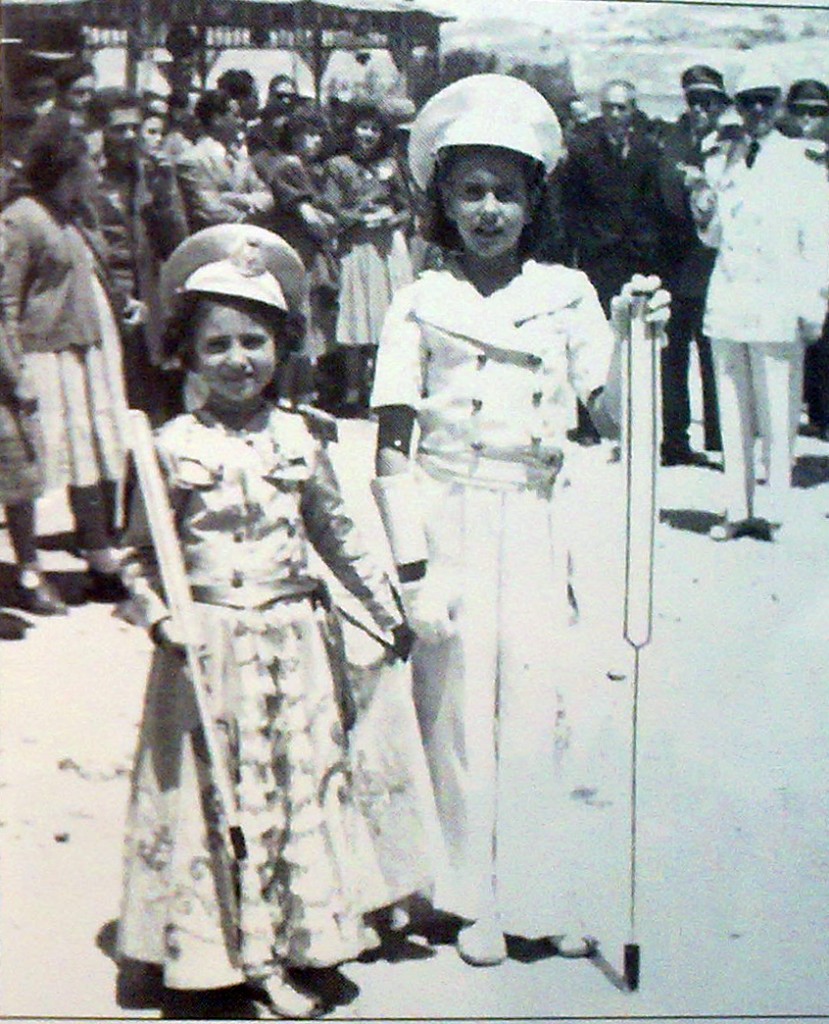 Maruja y Reme Vera durante las fiestas de Moros y Cristianos de 1951
