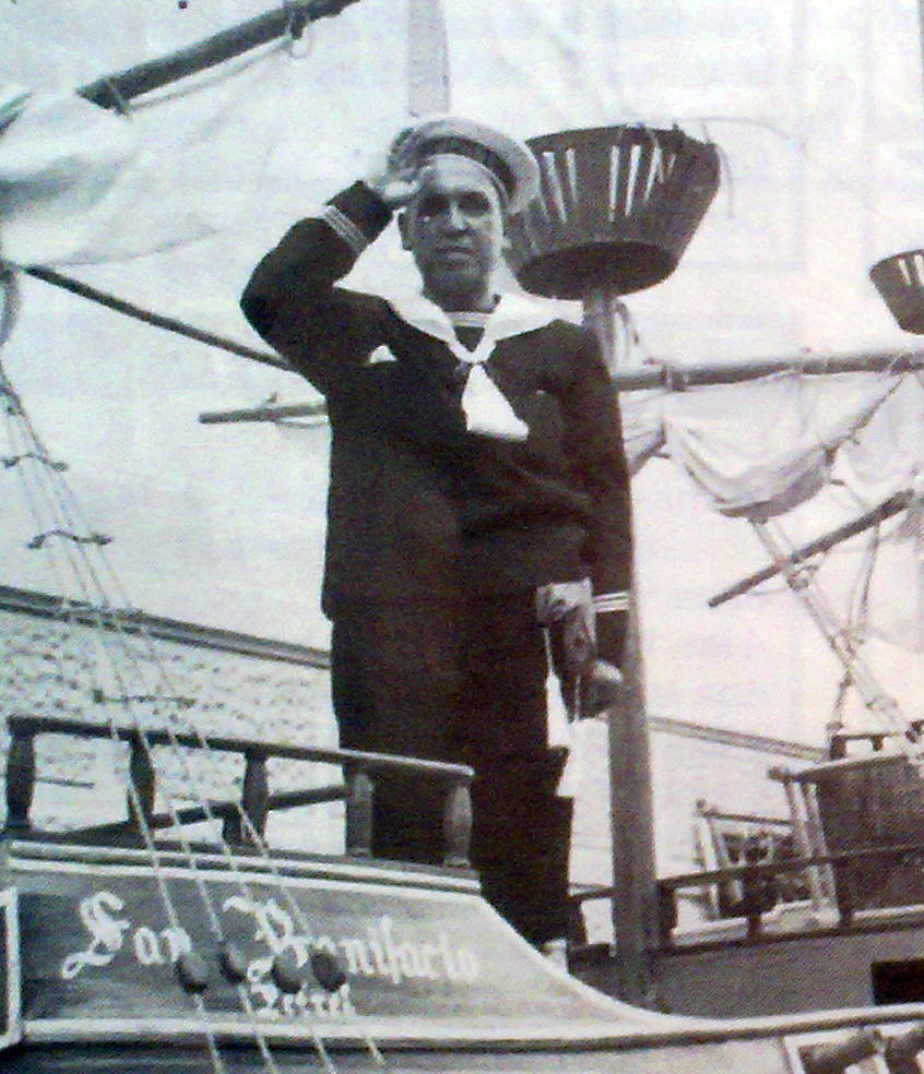 Fiestas de San Bonifacio en 1956. Saludando en el barco de los marineros Luis Vera,