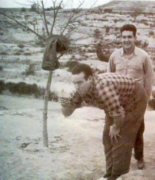 Año 1958. Martín y Vicente jugando al calixto