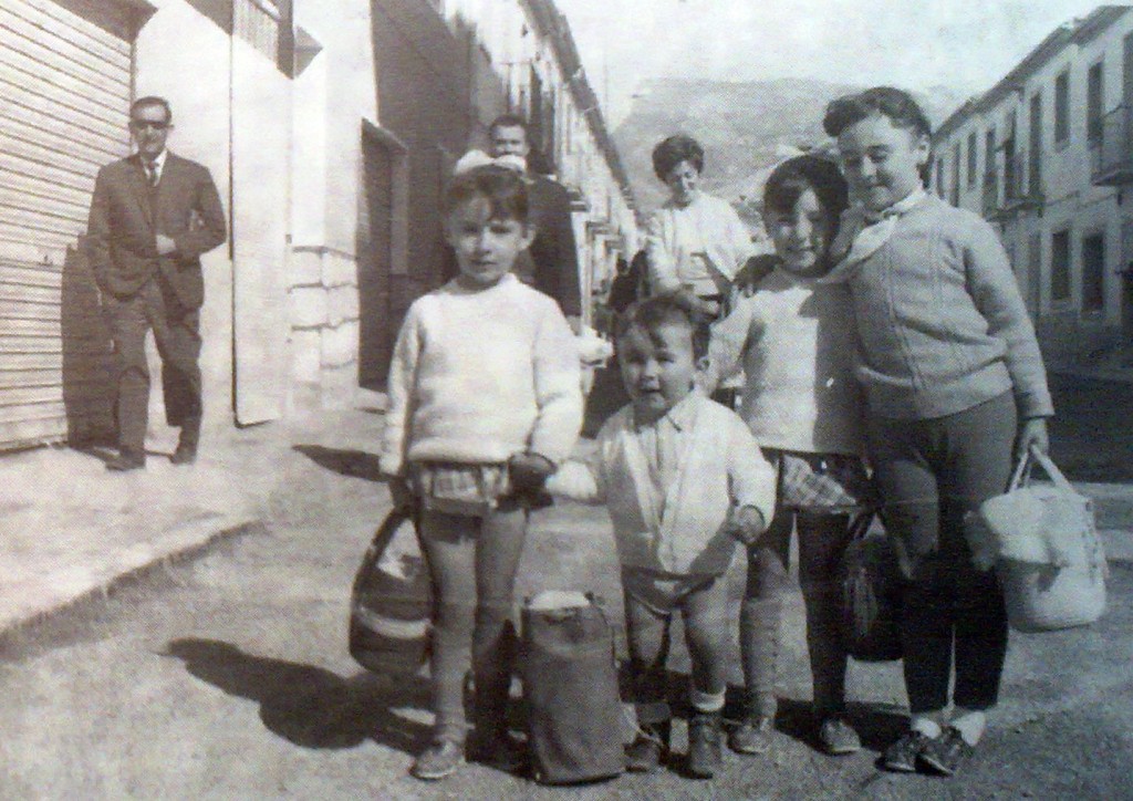 Paqui, Ramoncín, Encarni y Paqui en la calle la Huerta. Año 1969.